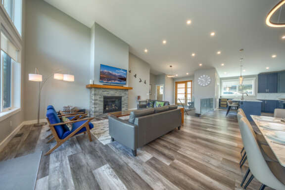 Livingroom with Gas Fireplace, TV and Streaming Services