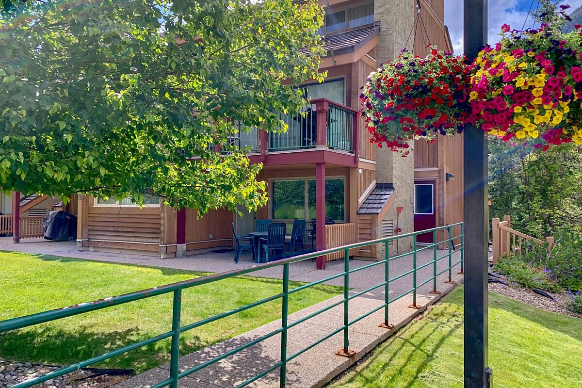 Accommodation townhome. Summertime and flower baskets nearby.