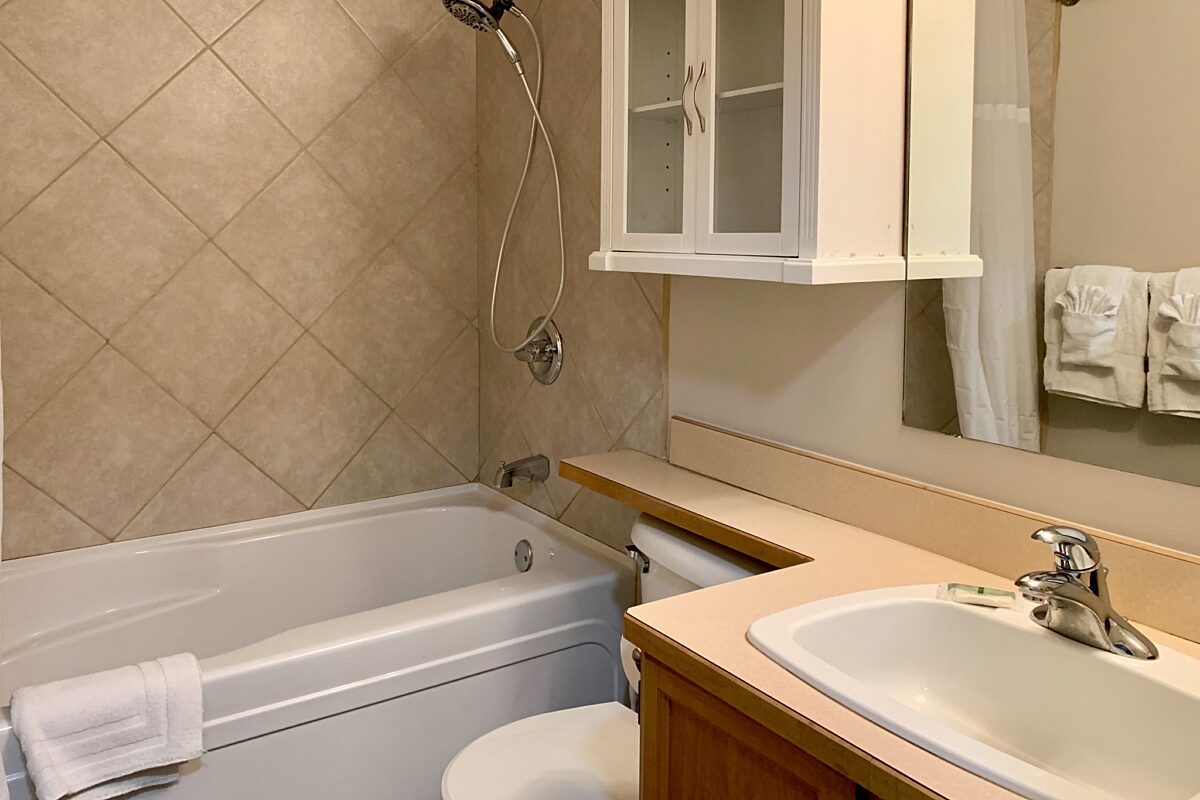 Bathroom with bathtub, toliet, and vanity.
