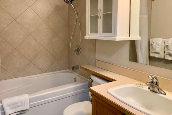 Bathroom with bathtub, toliet, and vanity.