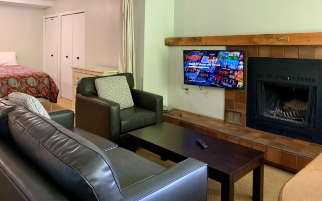 Accommodation townhome. Summertime and flower baskets nearby.