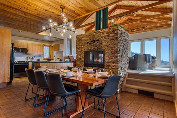 Dining area for 8 guests