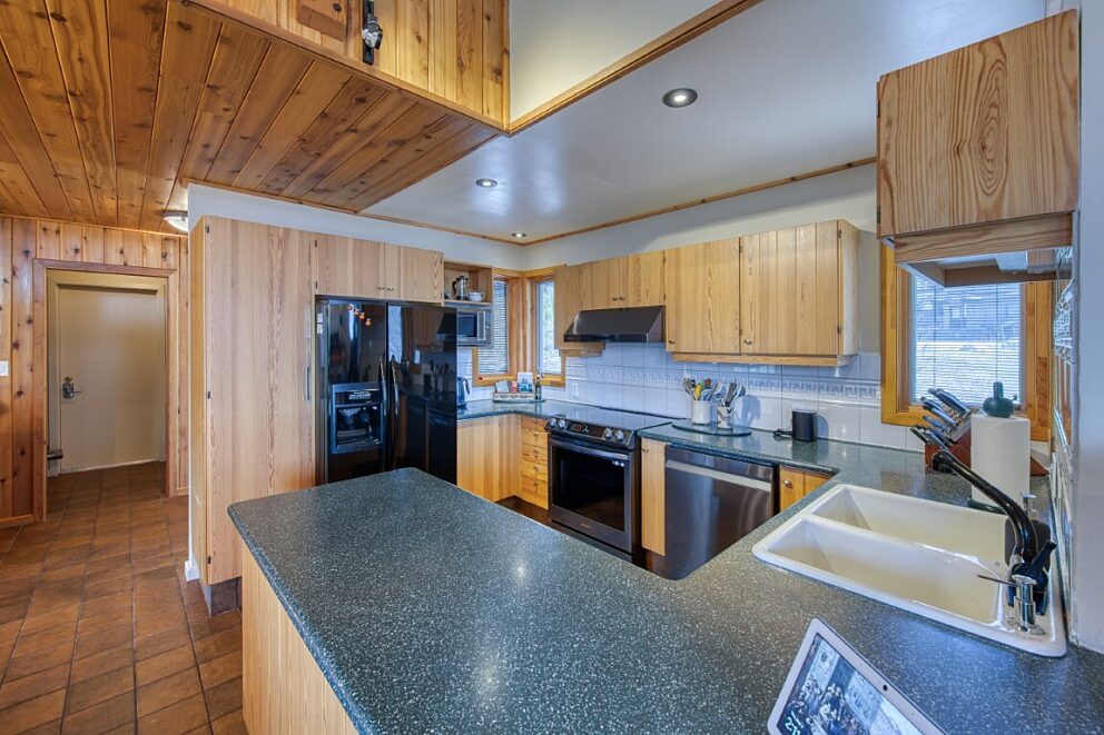 Fully equipped, functional kitchen