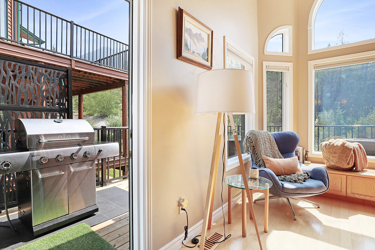 Main level - reading nook and BBQ on wrap around deck