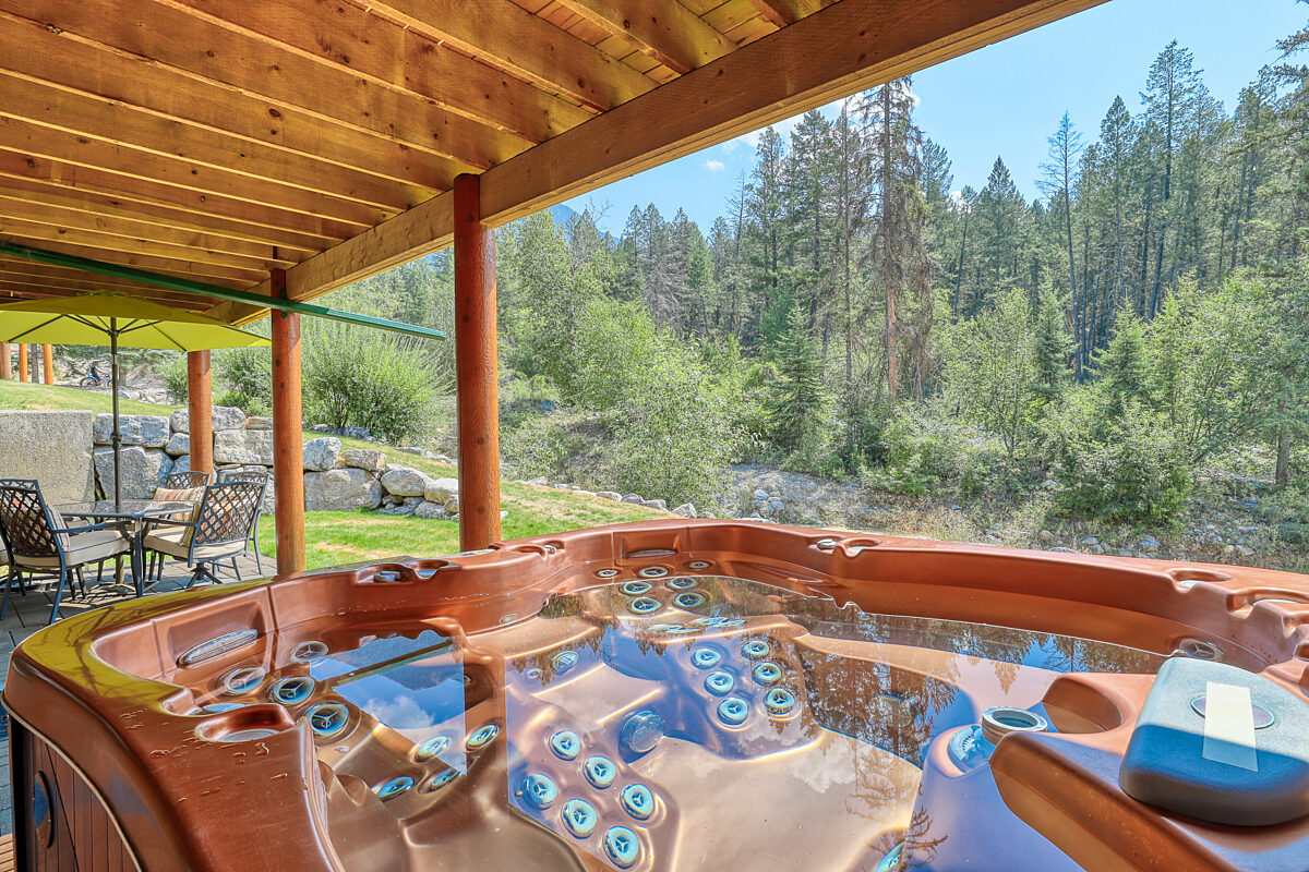 Lower level deck - private hot-tub