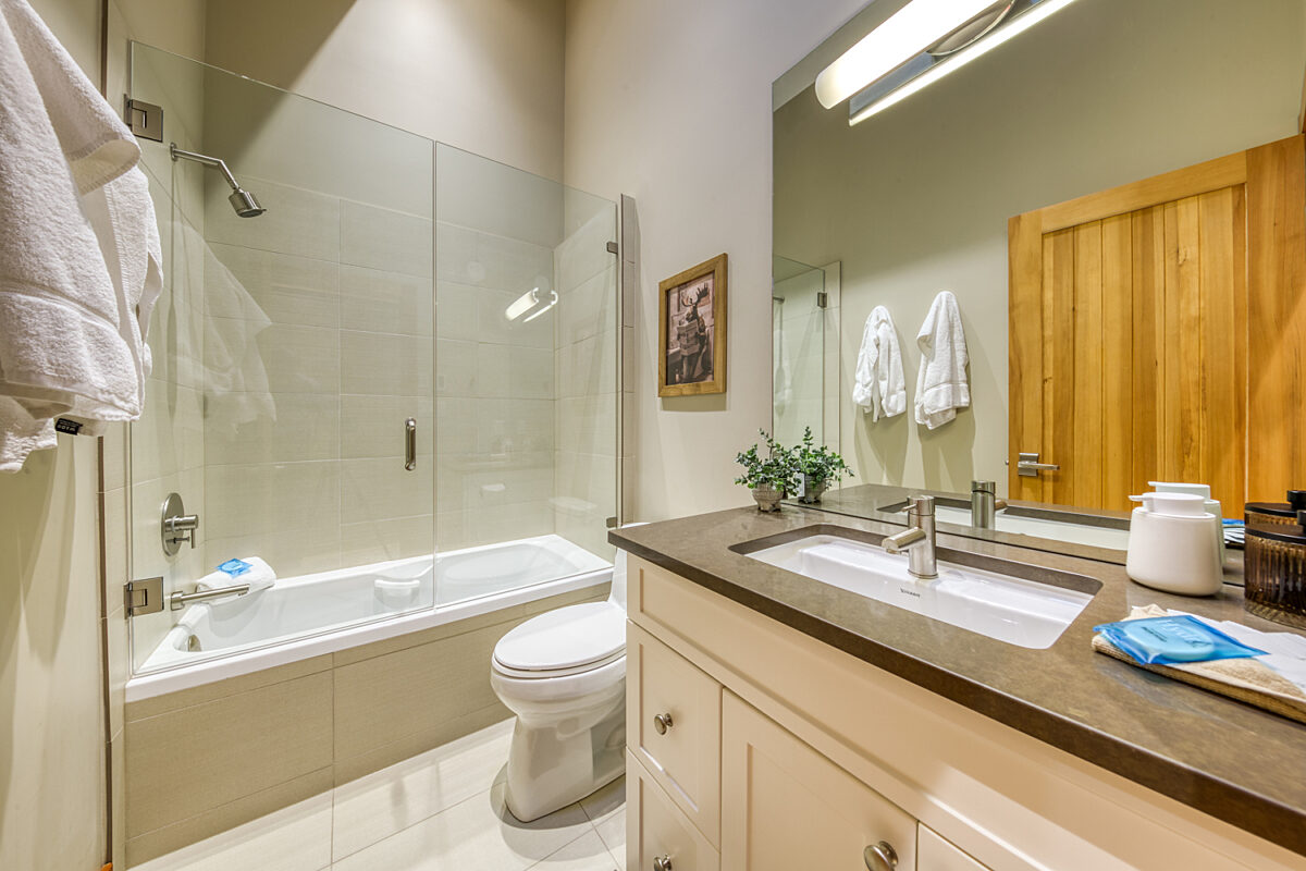 Main floor bathroom with jetted tub
