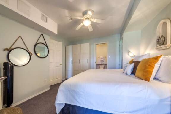 King bedroom with ensuite bathroom