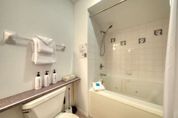 Shower gels, shampoo & conditioner included