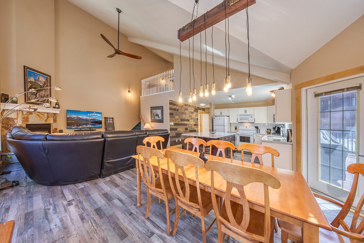 Dining area for 8 plus the breakfast bar