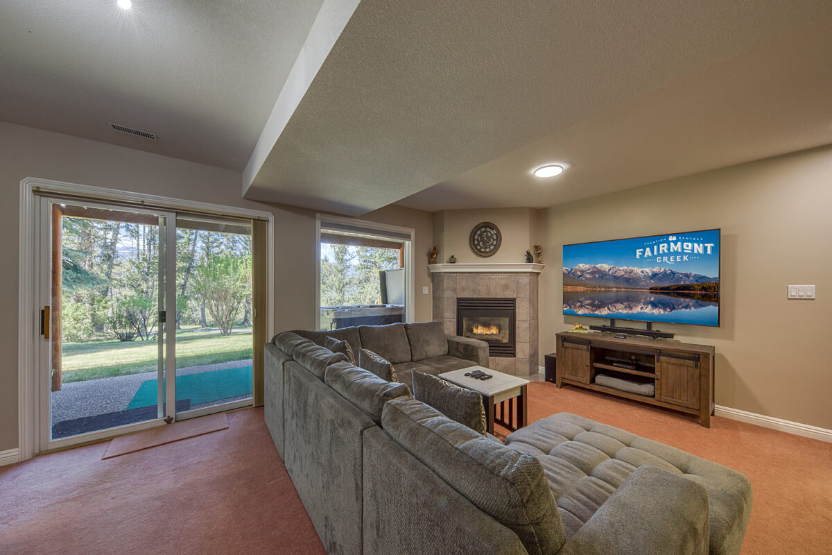 Recreation room with Queen sofa-bed, games, Smart TV & cable