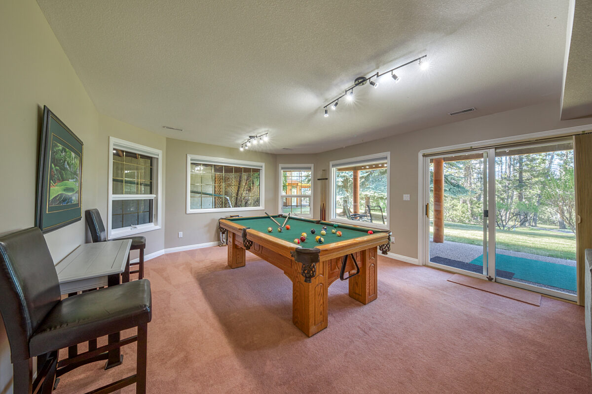 Recreation room with pool table