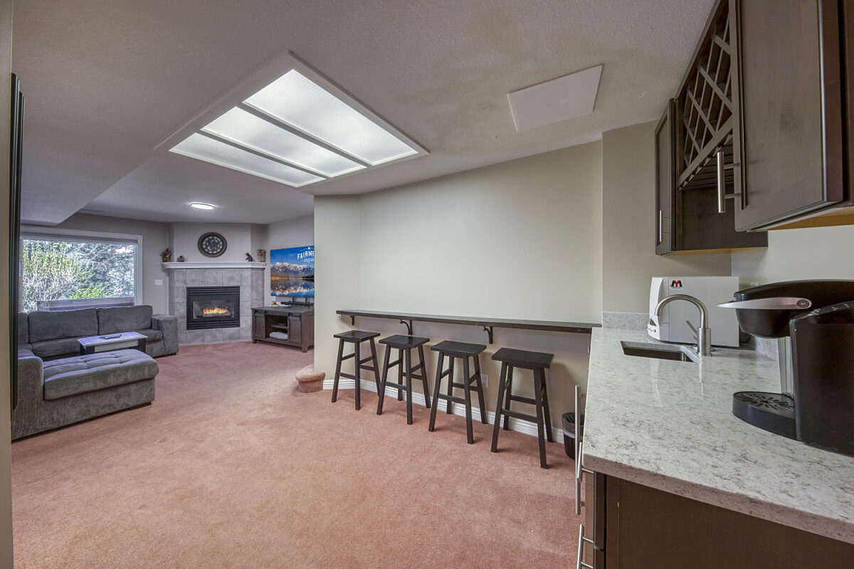 Wet bar – popcorn ready!