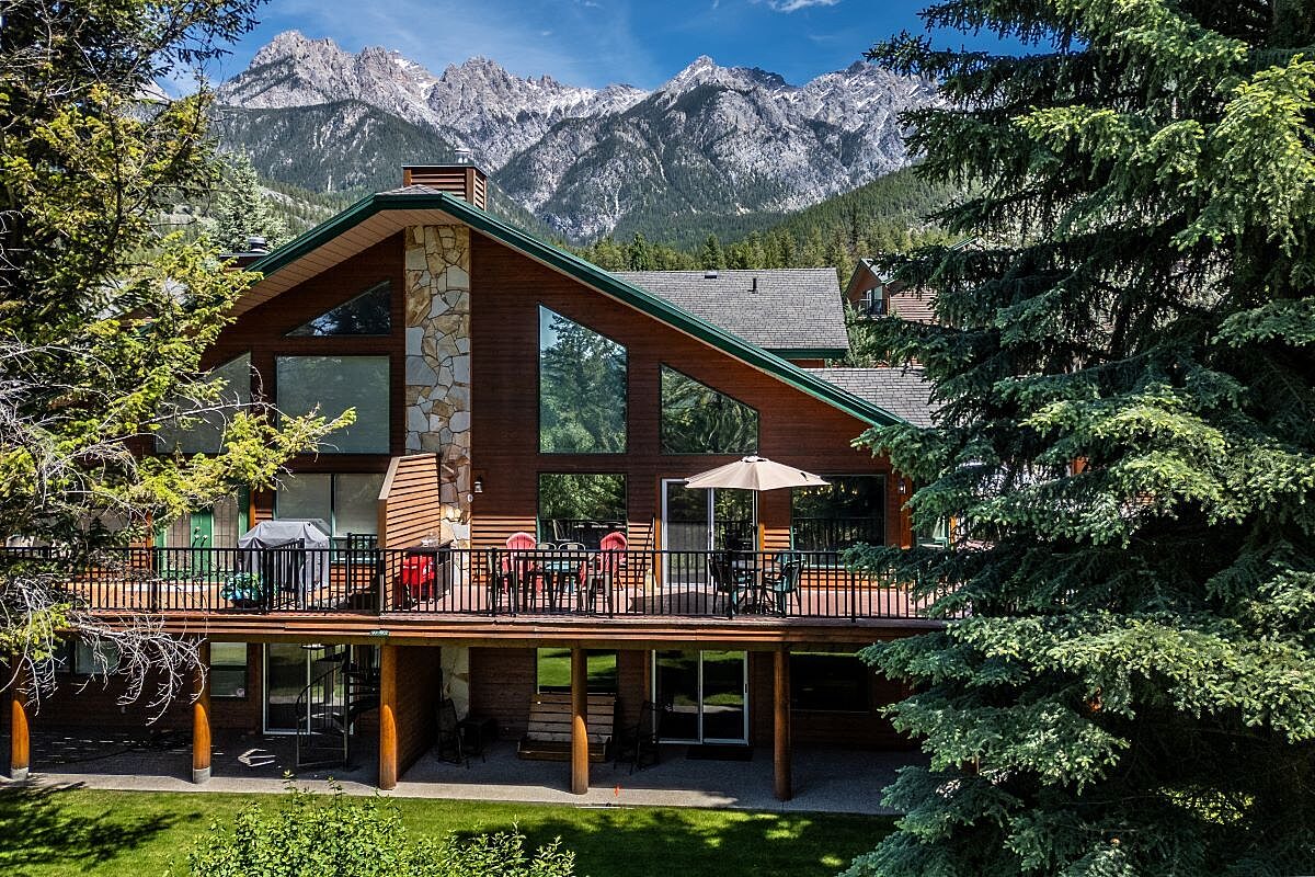 Tee box views from the wraparound deck