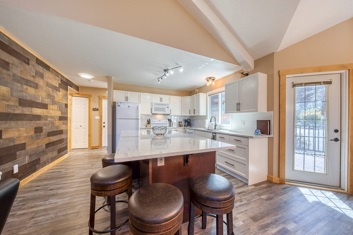 Breakfast bar with 4 stools