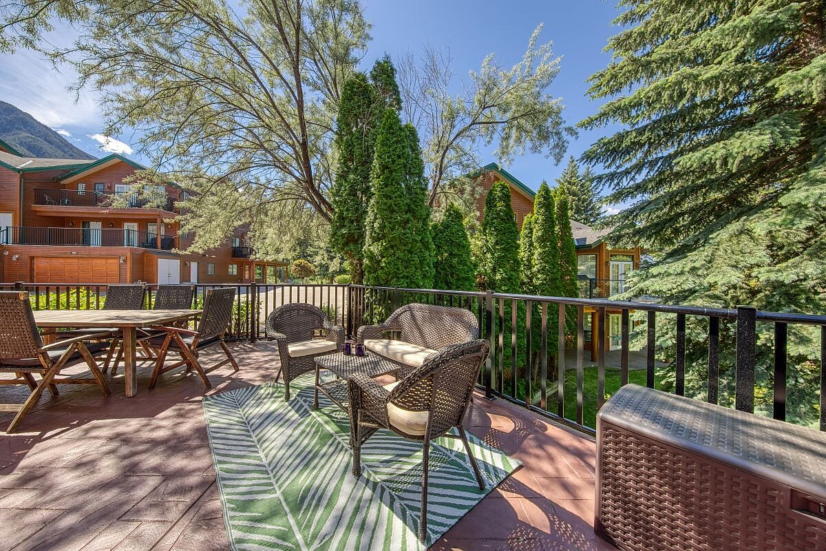 Spacious deck to gather, relax & entertain