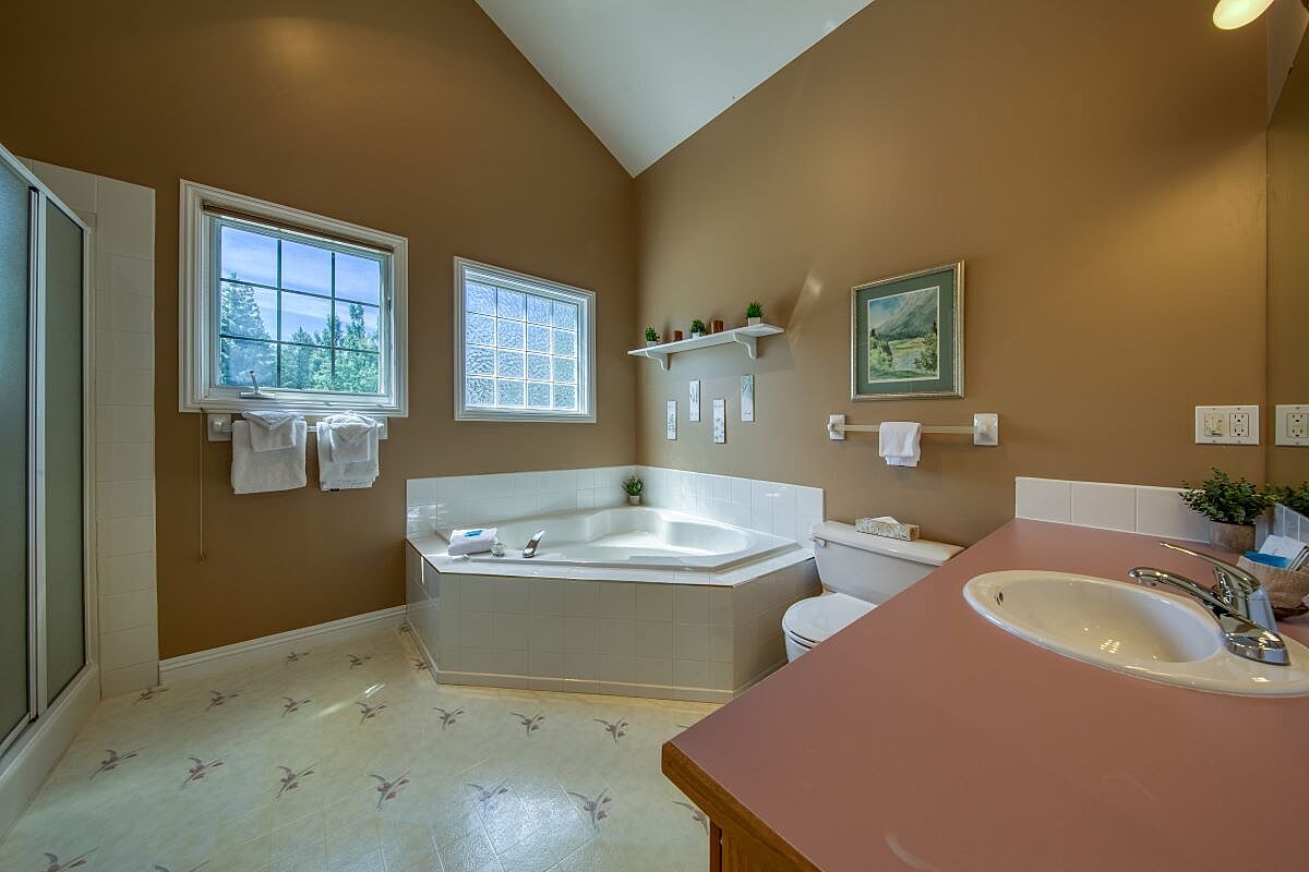 Master bedroom ensuite with jacuzzi next to the loft
