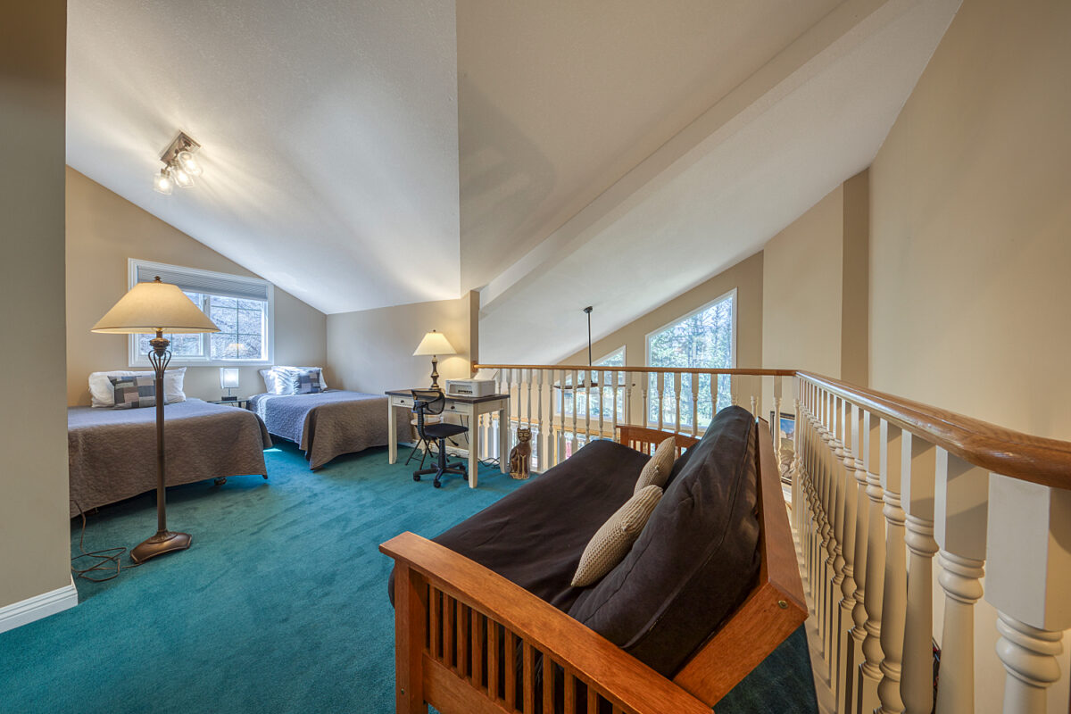 Loft with XL Twins, futon and workstation