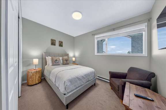 Bedroom with queen bed and Smart TV at Tee House 3BR-13 in Mountain View Villas