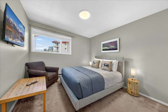Bedroom with queen bed and Smart TV at Tee House 3BR-13 in Mountain View Villas