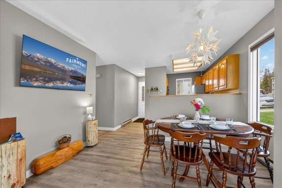 Dining area with table, seating for 7 and Smart TV at Tee House 3BR-13 in Mountain View Villas