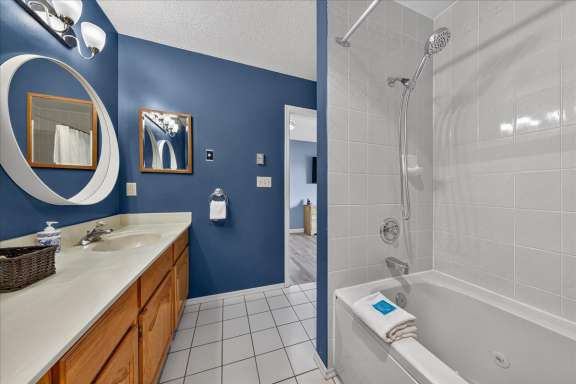 Ensuite bathroom with shower over tub at Tee House 3BR-13 in Mountain View Villas