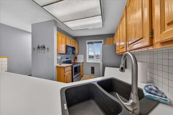 Fully equipped kitchen with stovetop, oven, microwave and dishwasher at Tee House 3BR-13 in Mountain View Villas