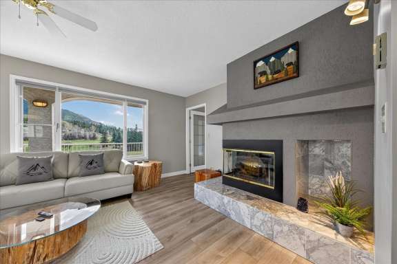 Living room with electric fireplace, Smart TV and seating area at Tee House 3BR-13 in Mountain View Villas
