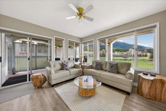 Living room with electric fireplace, Smart TV, golf course and mountain views at Tee House 3BR-13 in Mountain View Villas.