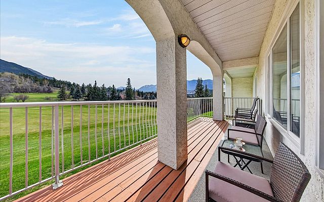 Living room with electric fireplace, Smart TV, golf course and mountain views at Tee House 3BR-13 in Mountain View Villas.