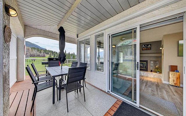 Living room with electric fireplace, Smart TV, golf course and mountain views at Tee House 3BR-13 in Mountain View Villas.