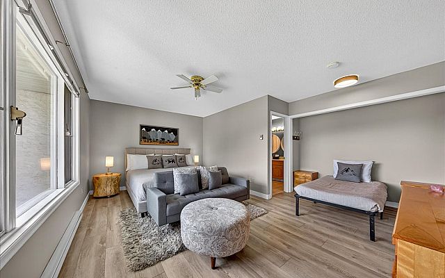 Living room with electric fireplace, Smart TV, golf course and mountain views at Tee House 3BR-13 in Mountain View Villas.