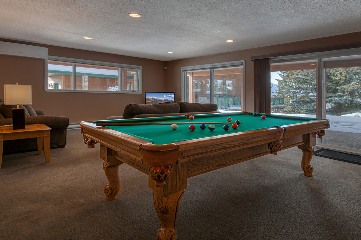 Recreation room with pool table