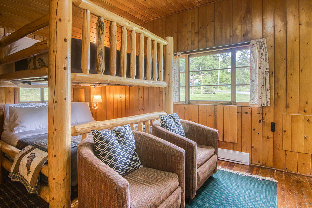 Bedroom with double bunk bed and single bed