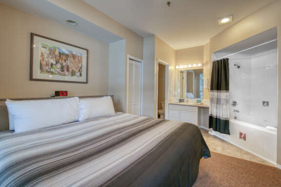 Mountain Rook - King Bedroom with Ensuite
