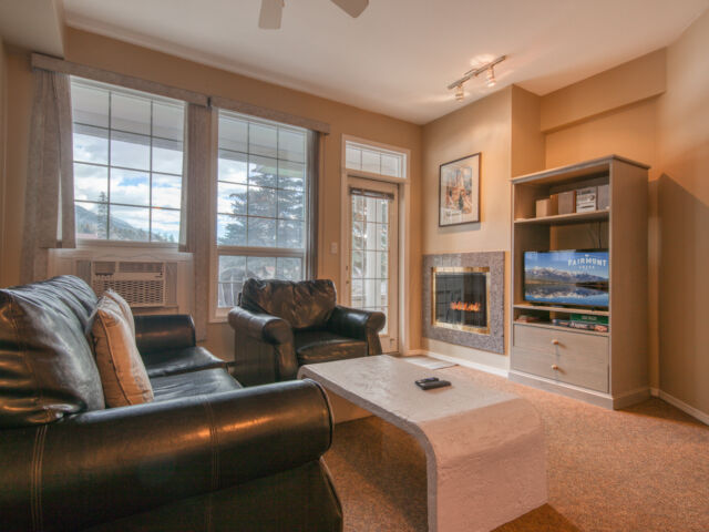 Mountain Rook - Living Room