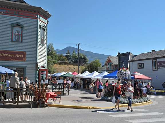Invermere Farmers & Artists Market in the summer months