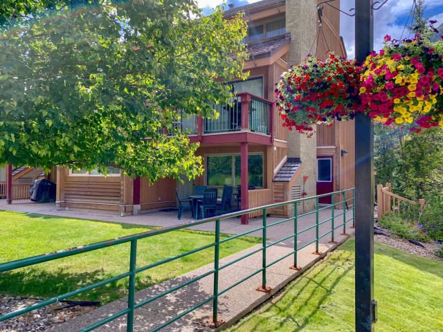 Accommodation townhome. Summertime and flower baskets nearby.