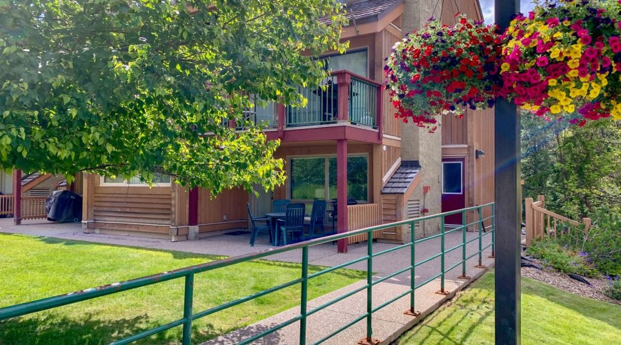 Accommodation townhome. Summertime and flower baskets nearby.