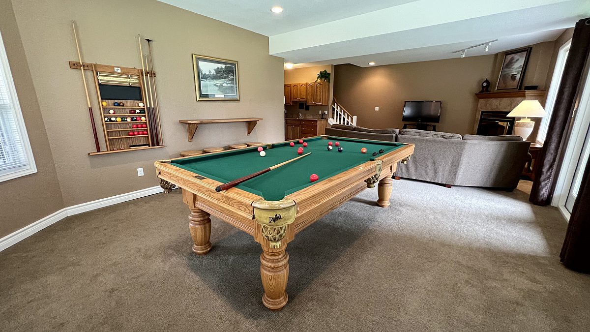 Recreation room with pool table
